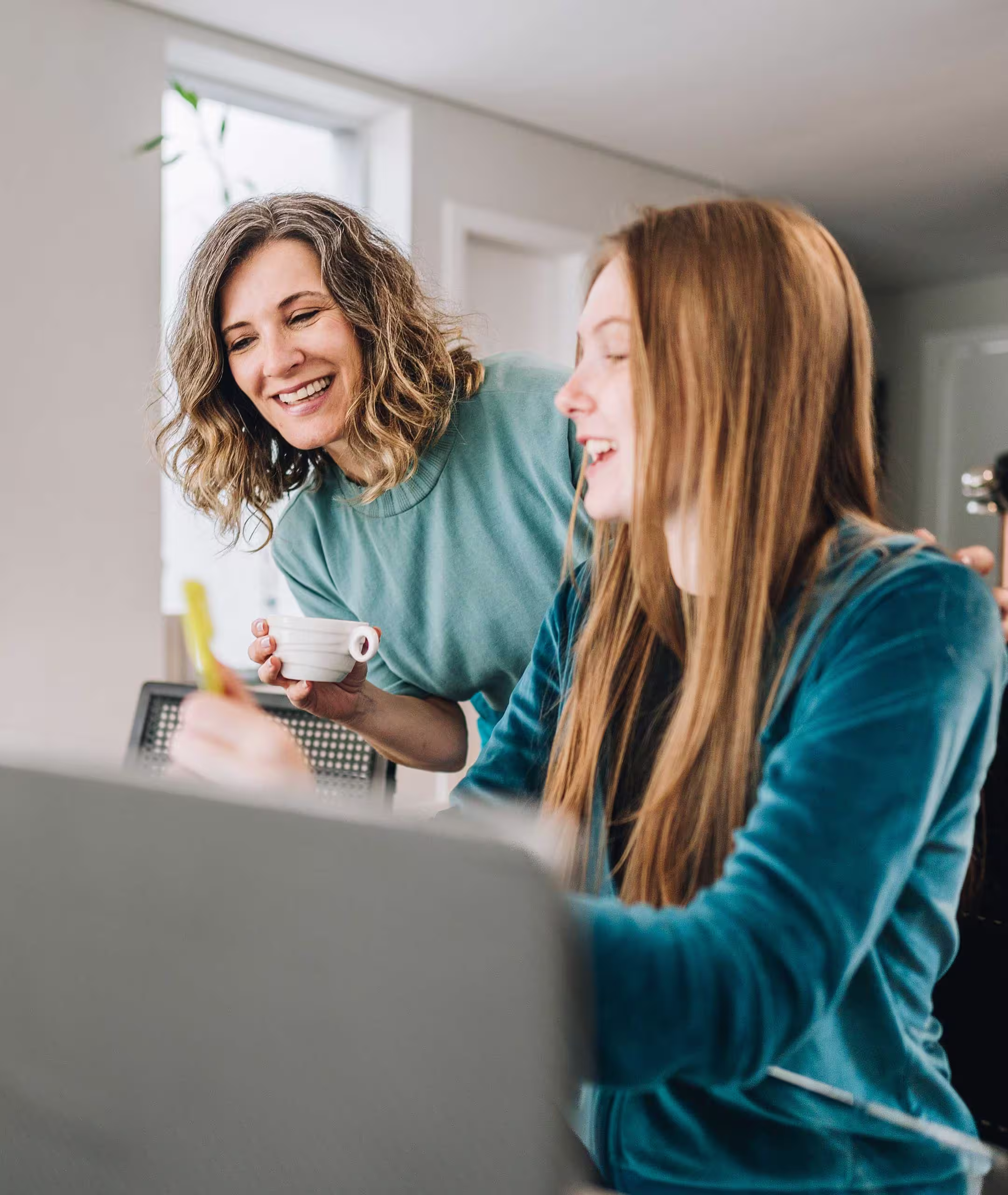mom-with-daughter-at-laptop
